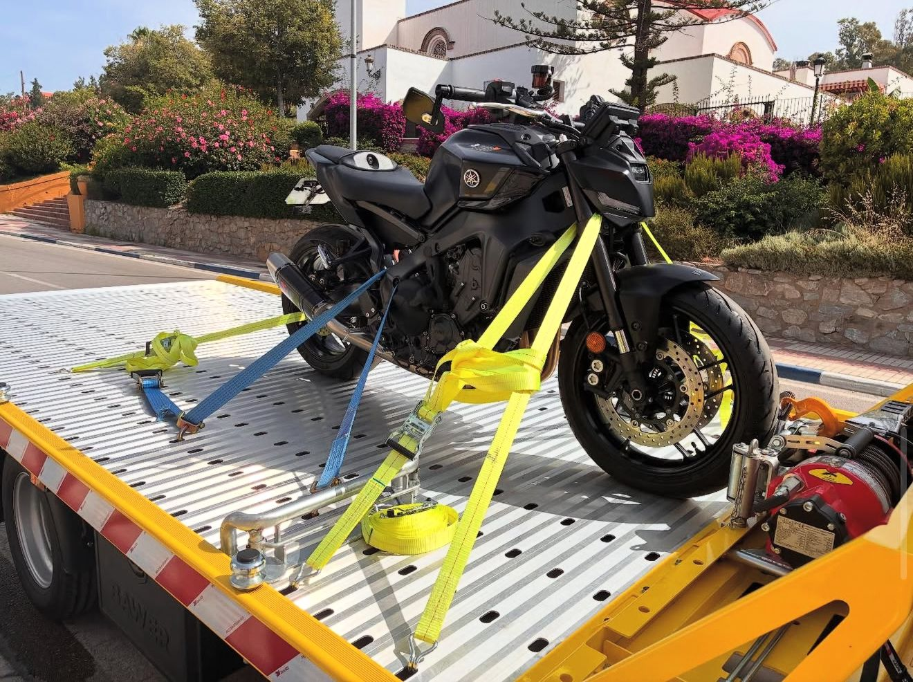 Moto sujeta en la grúa de Sánchez Marbella